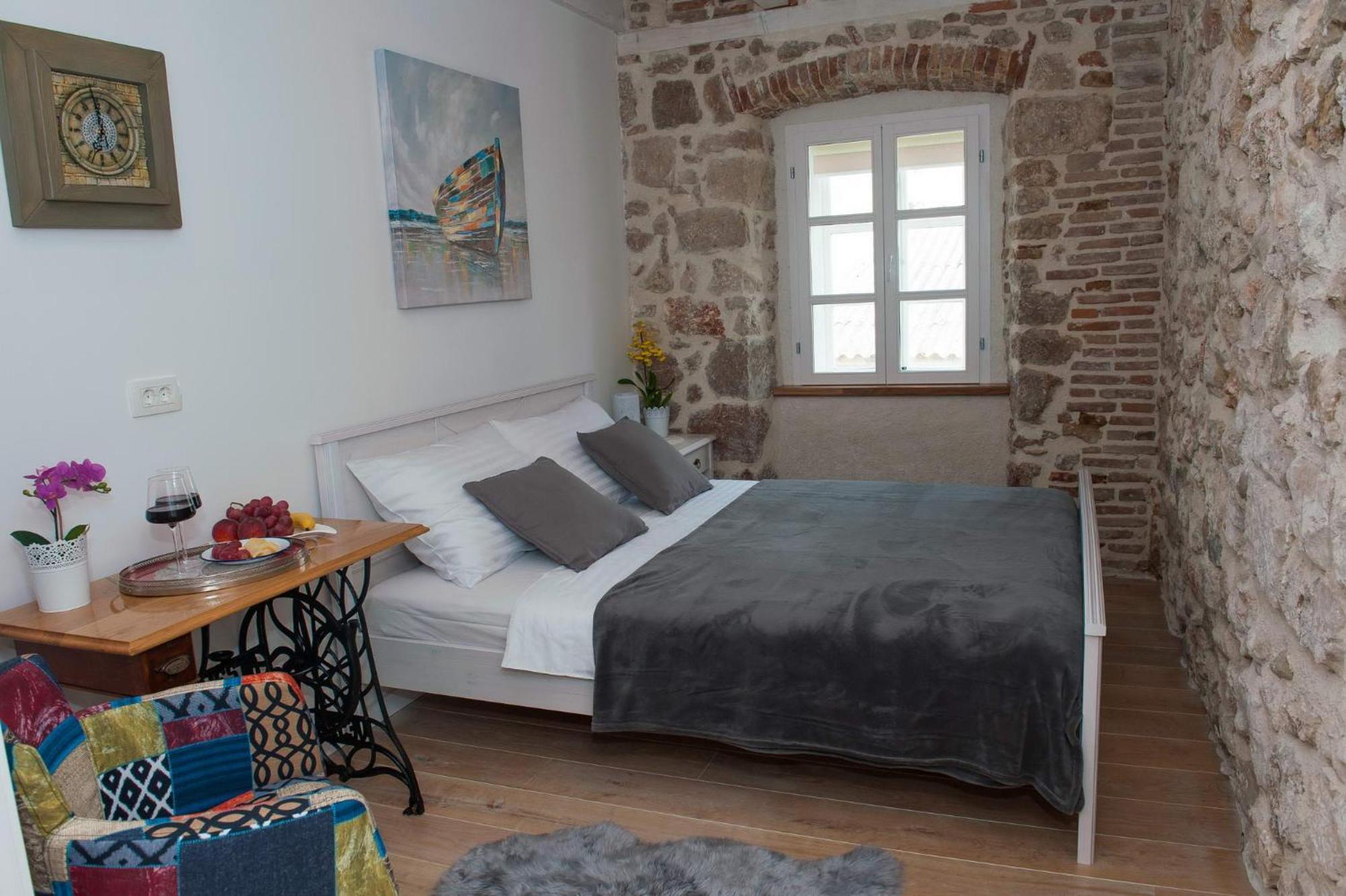 Sobe Bile Bed and Breakfast Pag Town Esterno foto